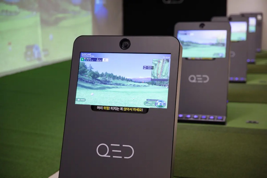 QED 골프 시뮬레이터 키오스크